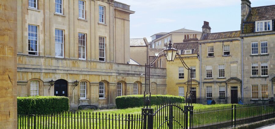 Bath : 2 Hour Historic Walking Tour With An App - Bath Abbey and Its Perpendicular Gothic Architecture