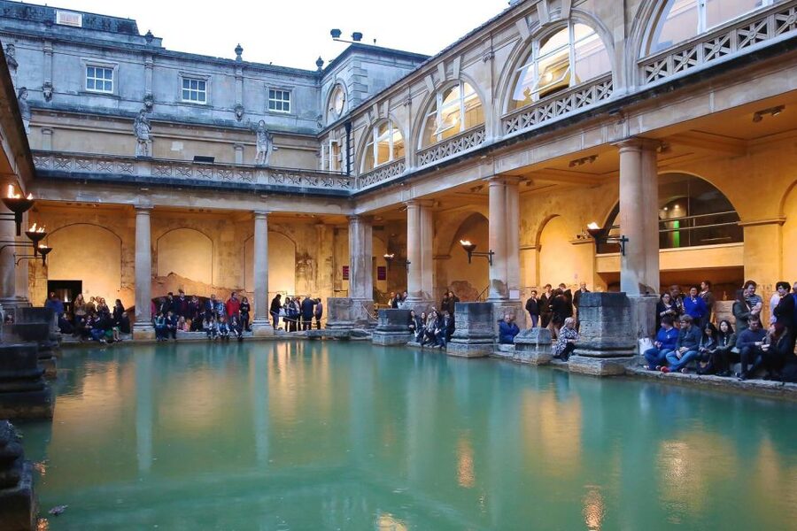 Bath: City Walking Tour with Optional Roman Baths Entry - Starting at Bath Abbey, why perpendicular gothic feels so dramatic