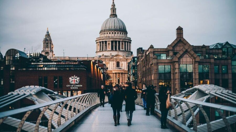 Best of London Walking Tour-3 Hours, Small Group max 10 - Trafalgar Square Stops: Where London Turns Public