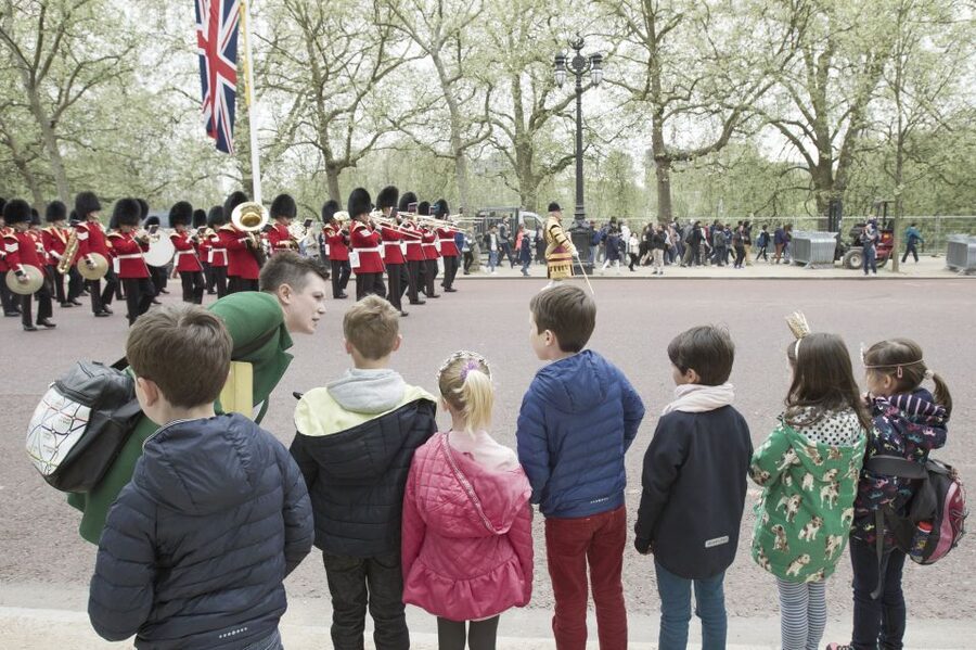 Bobbies, Corgis and the 7 Lions - 10 Downing Street and Larry the Cat, the perfect hook for curious kids