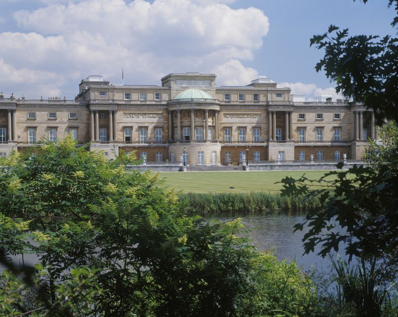 Buckingham Palace and Stonehenge Tour - Meeting Buckingham Palace at 9:45am for a 10:00am timed entry