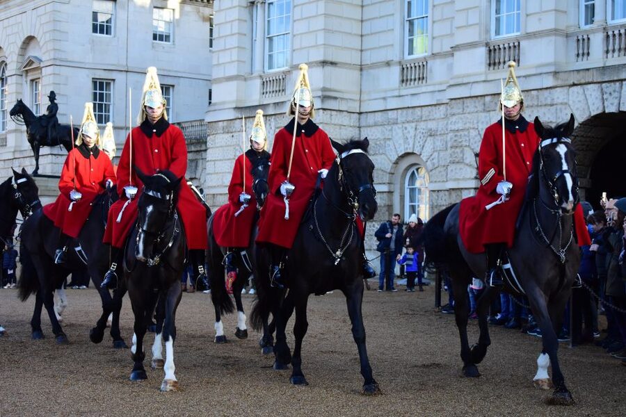 Buckingham Palace Visit and Changing of the Guard Tour - How the official Palace Audio Tour makes the rooms easier