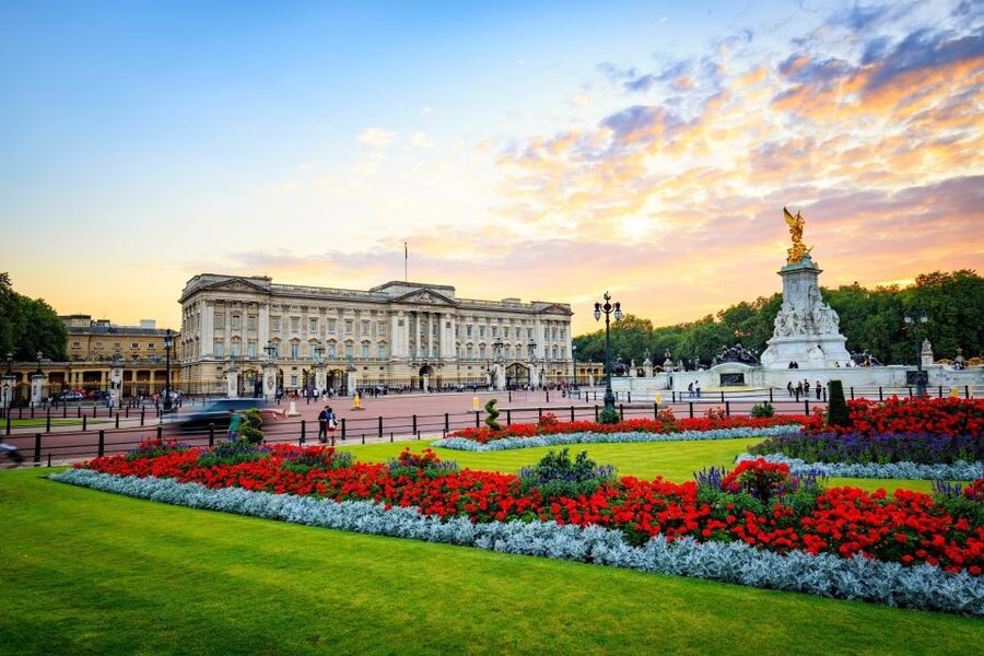 Buckingham Palace & Windsor Castle: Full-Day Tour - The 10-hour flow: from the King’s Gallery to Windsor