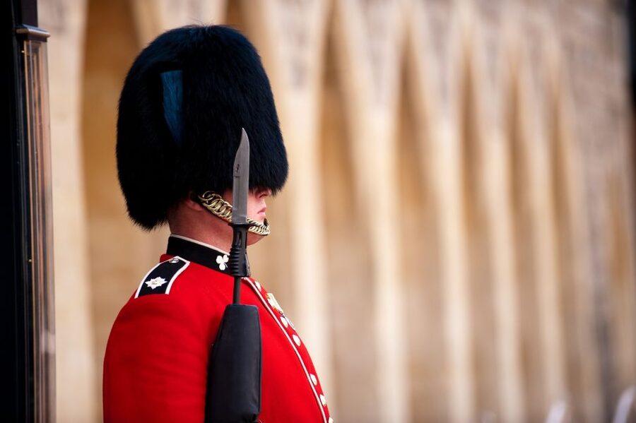 Buckingham Palace & Windsor Castle: Full-Day Tour - The handoff walk and second meeting point: don’t wing it