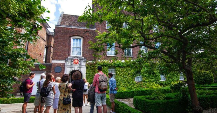 Cambridge: 2-Hour Private University Walking Tour - The Oldest Church and a Major Laboratory, Where Research and Tradition Meet