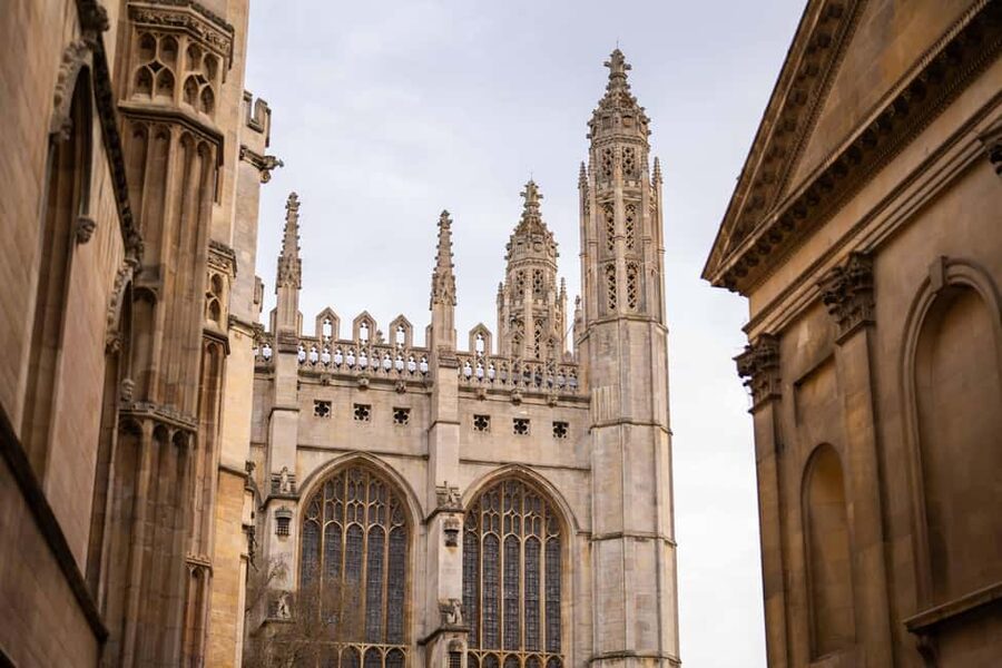 Cambridge: Alumni-Led Walking & Punting Tour w/Kings College - A Cambridge walk run by students, not scripts