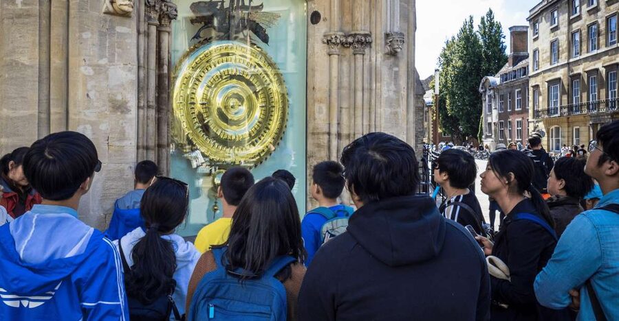 Cambridge: Chinese University Student-Guided Walking Tour - Meeting by the blue bicycle and walking a tight Cambridge loop