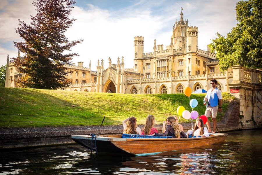 Cambridge: Shared Punting Tour with Guide - Getting on board at Jesus Green Moorings, and what the boat setup feels like