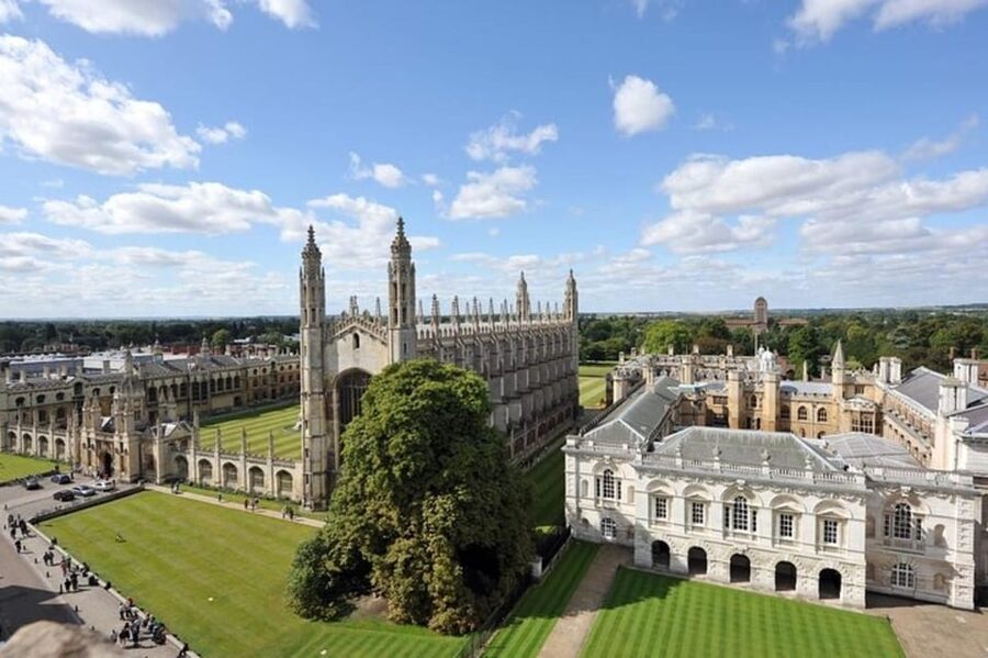 Cambridge: Sightseeing Walking Tour with a Local Guide - Riverbank views and gardens, the best time to notice them