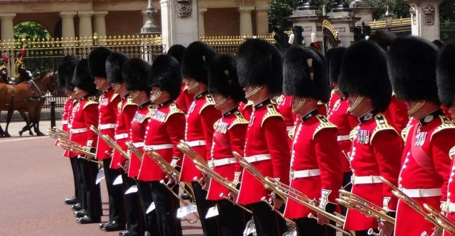 Changing of the Guard Experience in London - Buckingham Palace Photo Stop: Getting Your Bearings for the Main Event