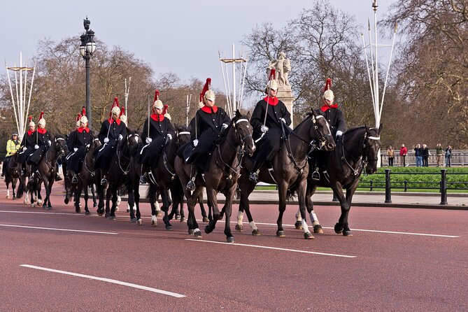 Changing of the Guard Guided Tour at Buckingham Palace - After the Ceremony: Finishing Outside Buckingham Palace