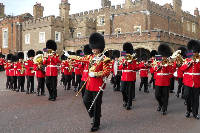 Changing of the Guard Guided Walking Tour in London - St. James’s Palace stop: outside views plus ceremony anticipation