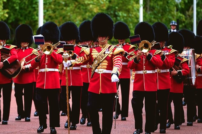 Changing of the Guard Walking Tour in London at Buckingham Palace - Stop 1: The Ceremony Moment That Feels Like a Moving Photograph