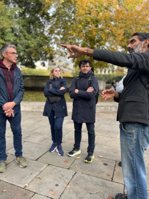 City of London Historical Walking Tour - Finding Barbie Green and meeting your guide with the green dragon backpack