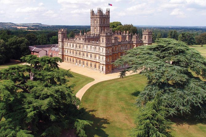 Downton Abbey and Village Small Group Tour from London - Downton village in Bampton: a guided walk that turns streets into scenes