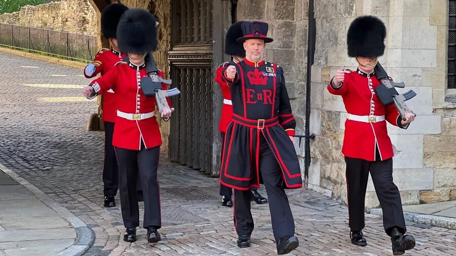 Early Access:Tower of London Opening Ceremony & Royal London - Getting Your Bearings Fast: Chief Beefeater Welcome and Tower Orientation