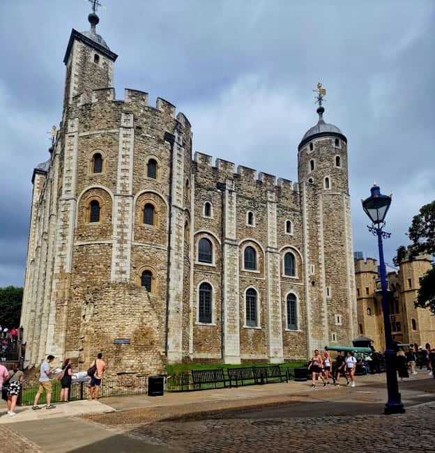 Easy Access Tower of London Royal Secrets & Scandals Tour - Beefeaters and ravens: the Tower’s living traditions