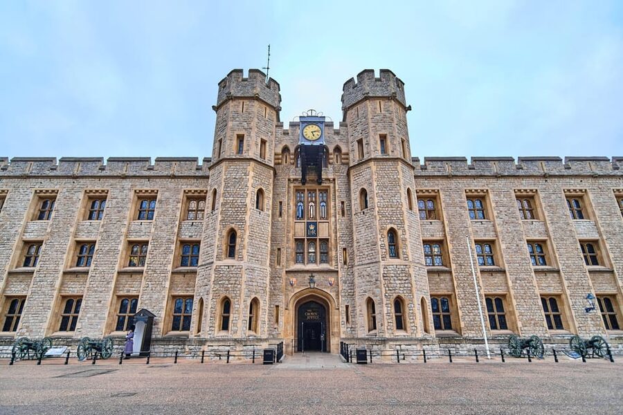 Exclusive Beefeater Meet & Greet at the Tower of London - Optional add-ons: Buckingham Palace changing of the guard and the Thames boat ride