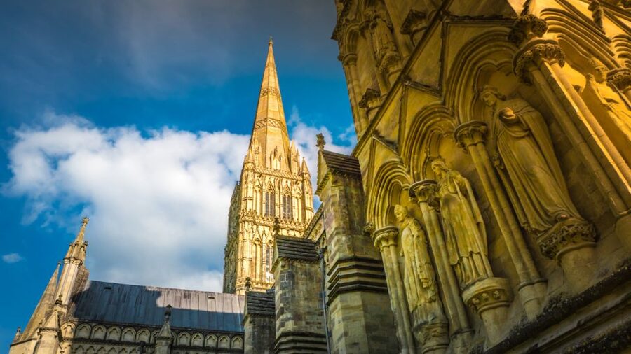From Bath: Private Stonehenge and Salisbury Tour with Pickup - Stonehenge Circle Walk: How You Get Past the First Impression