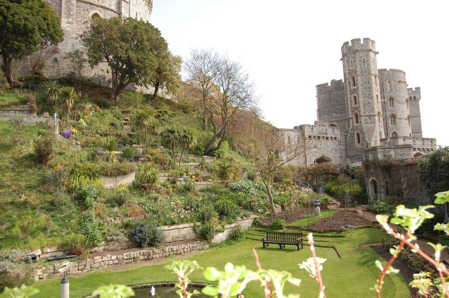 From London: Half-Day Trip to Windsor with Castle Tickets - In the Bus: Live Stories That Make Windsor Castle Click