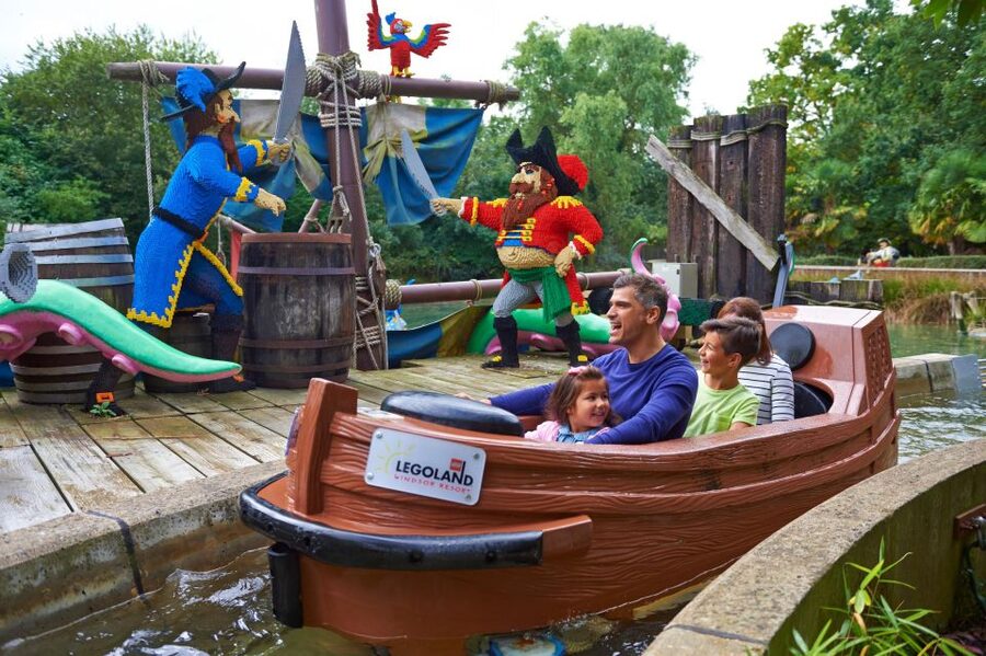 From London: LEGOLAND® Windsor Resort Entry & Coach Transfer - The Coach Ride to Windsor: Comfort, Charging, and a Real Helper