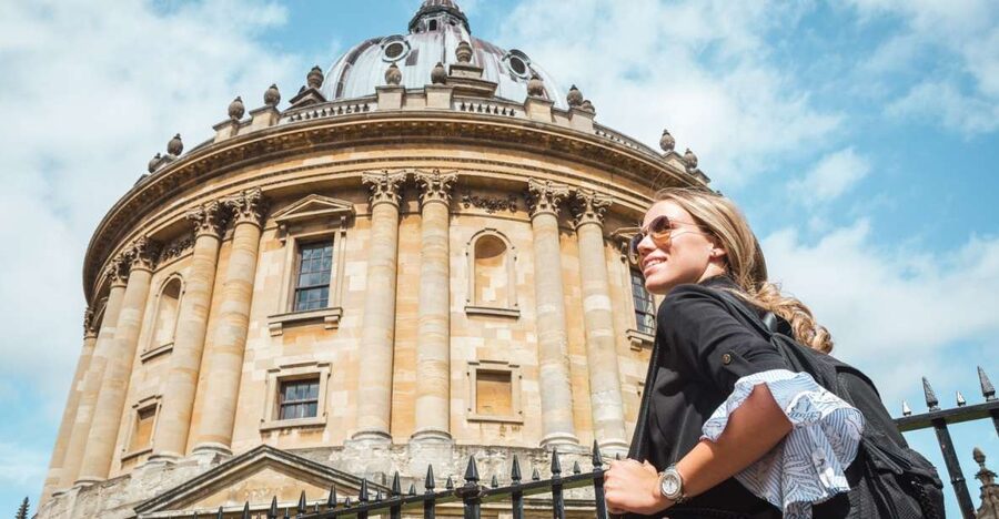 From London: Oxford and Cotswolds Villages Day Trip - The coach ride out of London: Chiltern Hills and a guided context