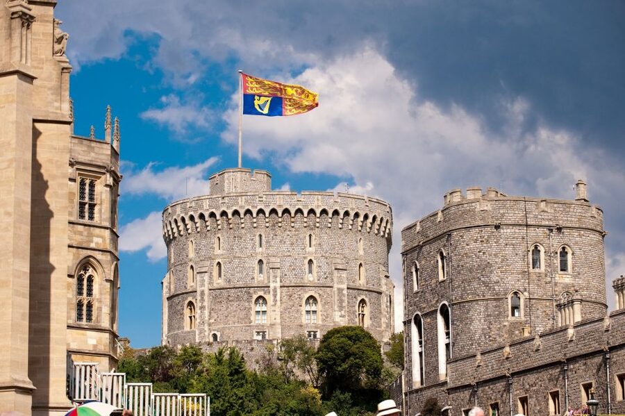 From London: Royal Windsor Afternoon Tour - Guide and driver, what makes the difference on a coach tour