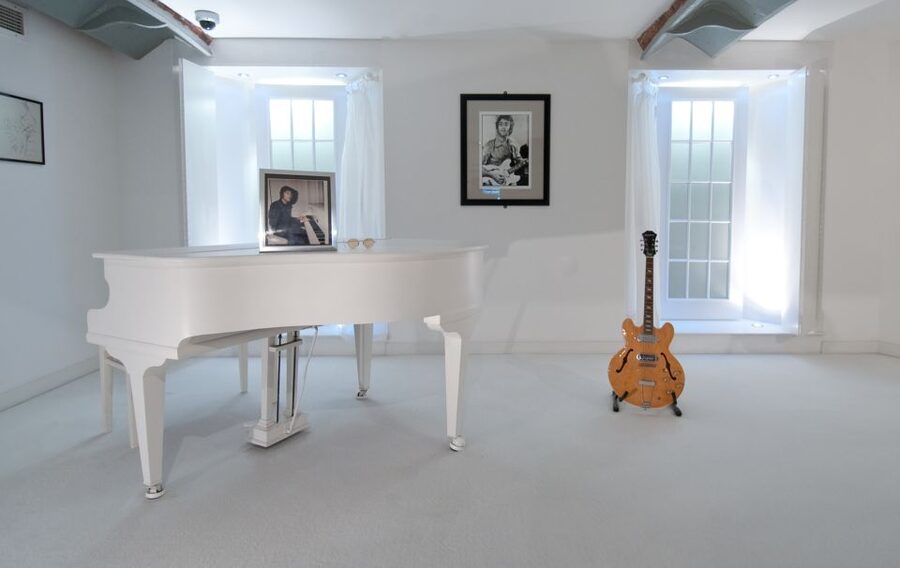 Full-Day Beatles and Liverpool Tour from London - Avanti West Coast classes and how to choose the right comfort level