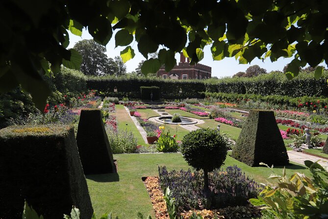 Hampton Court Guided Tour. Full day Access & High Tea - What type of traveler this tour fits best