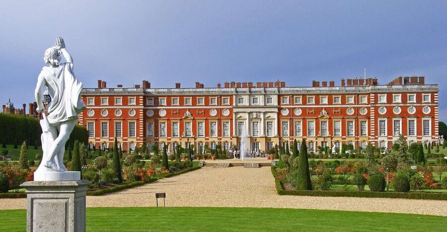 Hampton Court Palace Private tour With Fast Track Entry - Chauffeured Pickup, Live Commentary, and a No-Fuss Schedule