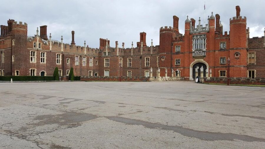 Hampton Court Palace Private tour With Fast Track Entry - Outdoor Time: Maze Walks, 60 Acres, and The Great Vine