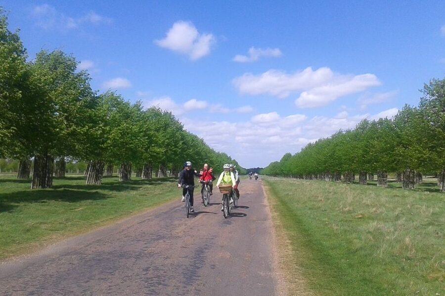 Hampton Court Palace: River Thames Bike Tour - Key things to know before you ride