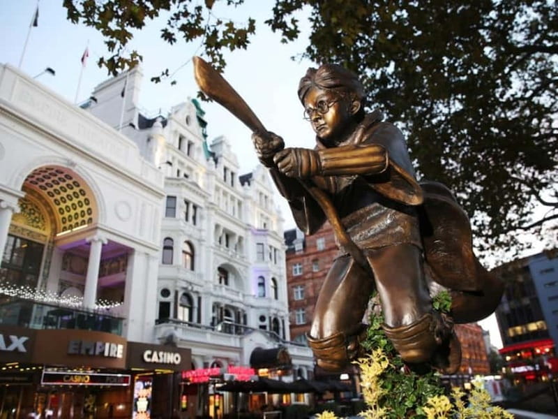 Harry Potter in full in Spanish all over London! - The Magic Starts at Piccadilly and Chooses Your Route for You