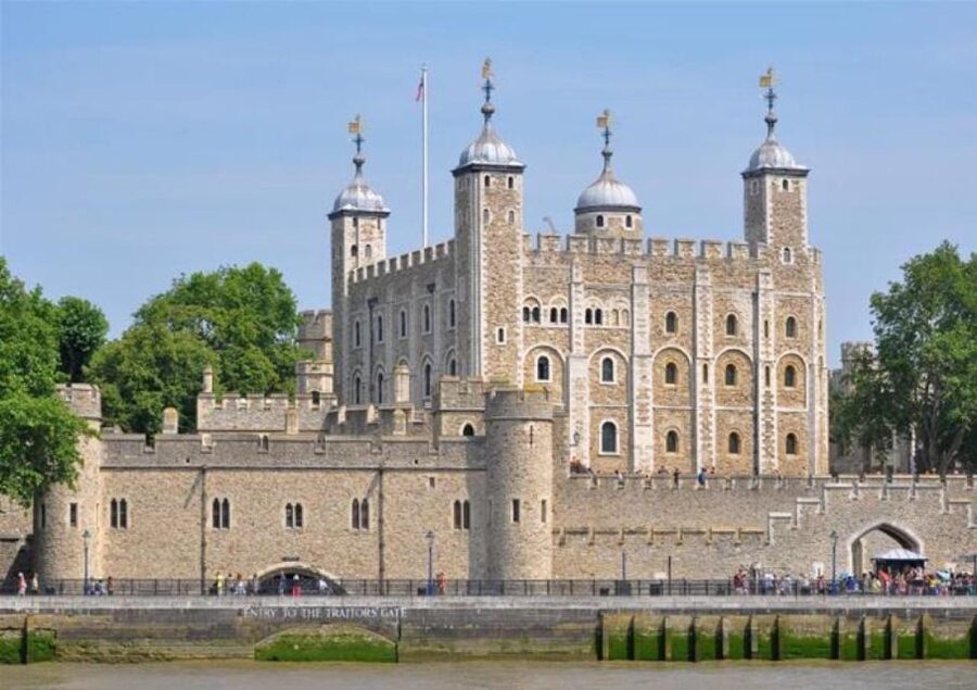 Hop on Hop off London Bus Tour & Tower of London - Thames River boat ride, included, and why it’s more than a free extra