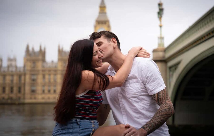 Iconic London Portraits Tour with Expert Local Photographer - Quick Prep Tips So You Look Relaxed in Every Shot