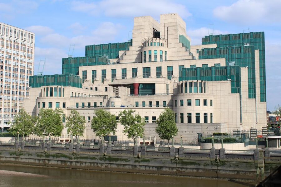 James Bond Shooting Locations 2-Hour Walking Tour of London - Guides make the difference: what the best walkthroughs have in common