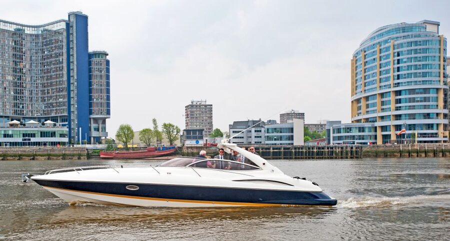 London: 2 hour private luxury yacht hire on the River Thames - Drinks, atmosphere, and the “no food” reality
