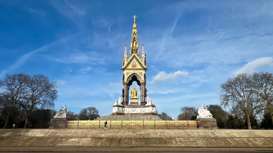 London: 5-Hour Private Tour with Pickup - Buckingham Palace and Harrods, royal views and a quick luxury detour
