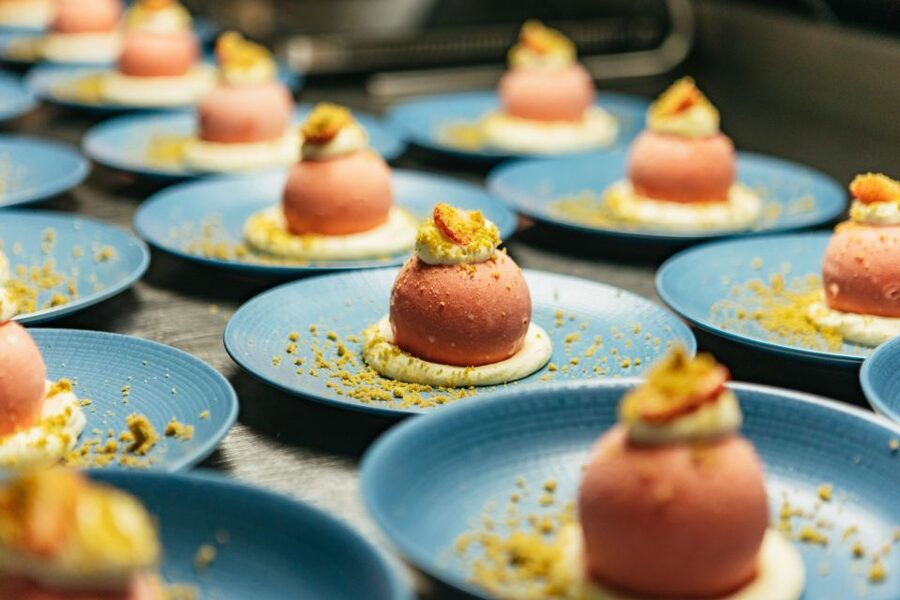 London: 6-Course Gourmet Dinner on a Luxury Coach - Service and atmosphere: where this tour really wins