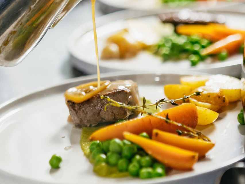 London: 6-Course Gourmet Dinner on a Luxury Coach - The 6-course meal: how a gourmet dinner works while London rolls past
