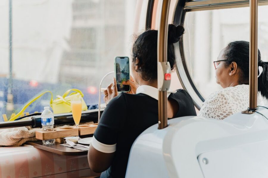London: Afternoon Tea Bus with a Glass of Prosecco - Music, Hosts, and the No-Live-Guide Tradeoff