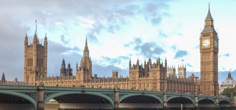 London: App-Based Walking Tour with 30 Stops - From the Thames River to a London Eye sighting that makes sense