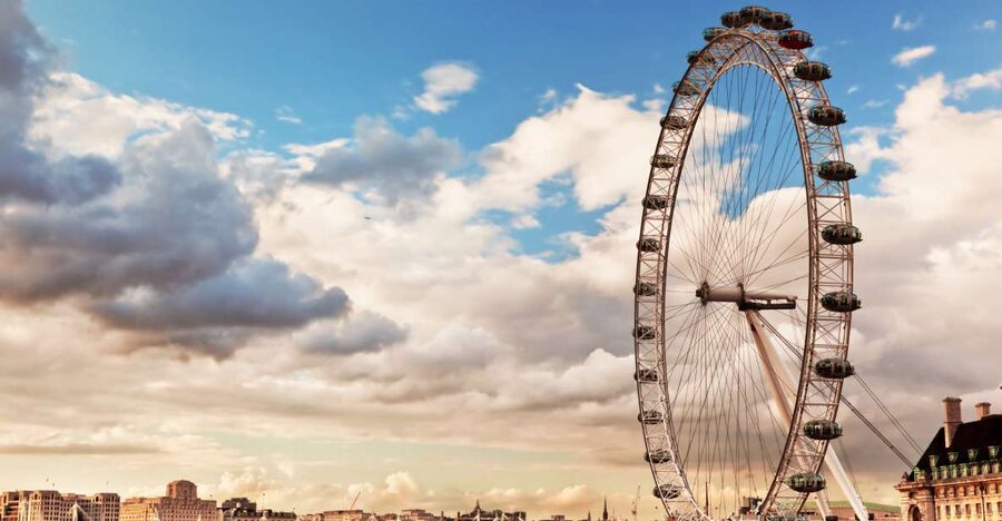 London: App-Based Walking Tour with 30 Stops - Getting set up: download, headphones, and the offline map