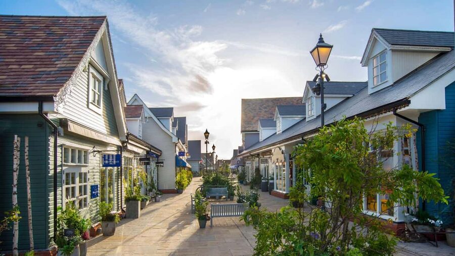 London: Bicester Village Shopping Day Trip with Coach Ride - What to bring for a designer shopping day in Oxfordshire