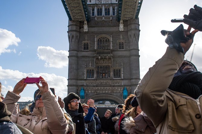 London Big Bus Hop-On Hop-Off Tour with Optional River Cruise - Commentary, Wi-Fi, and the seven-language audio system