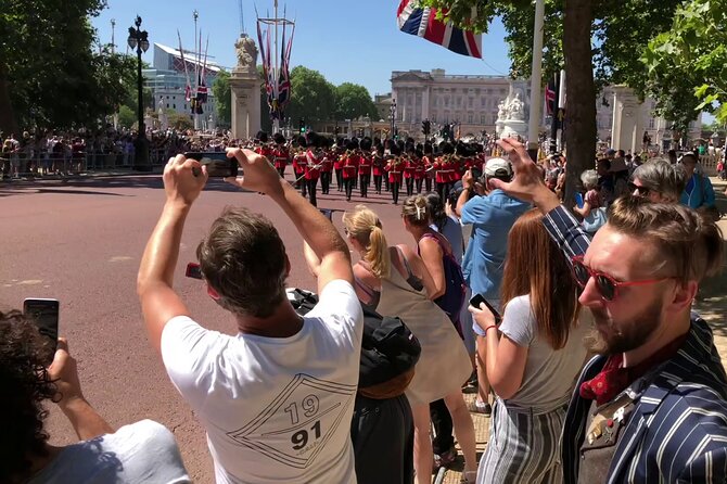 London Bike Tour: Landmarks, Secret Gems, Pub Stop & Street Art - St James’s Park and Horseguards Parade: Royal scenery plus real city rhythm