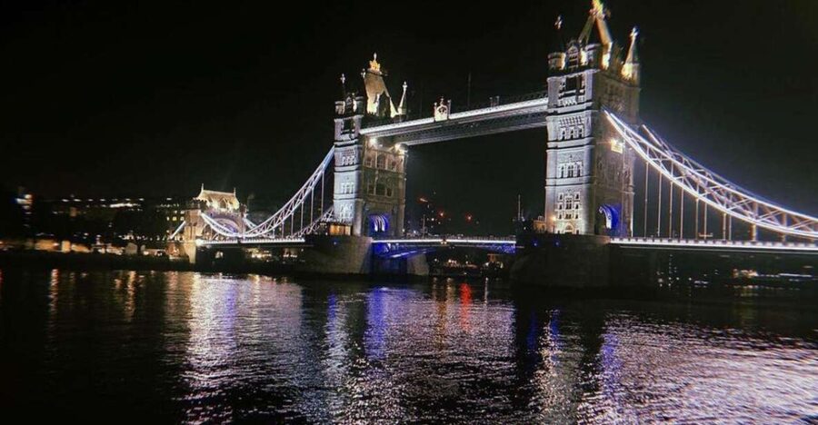 London Bridges Night Time Light Private Tour - London Eye lights on the Thames, the photo that actually works