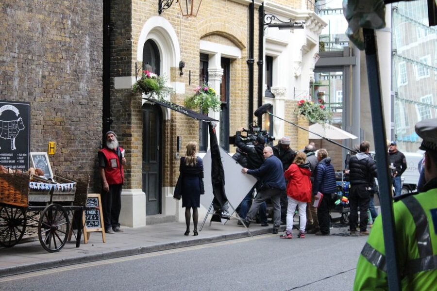 London: Bridget Jones 2–Hour Walking Tour - Starting at Temple Underground: How the Walk Gets Its Momentum