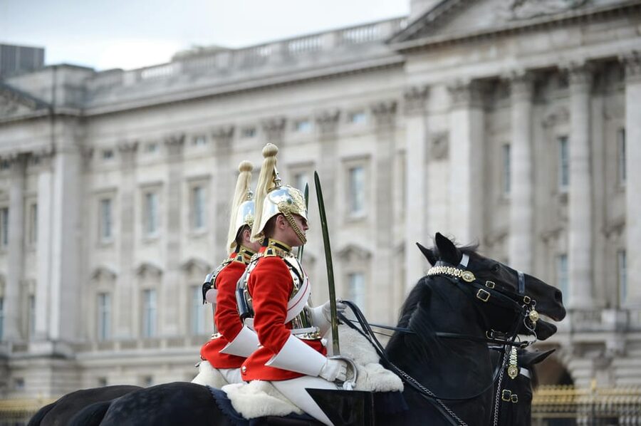 London: Buckingham Palace and Changing of the Guards Tour - Meeting at the Statue of the Goddess Diana, Your First Win (If You Show Up Smart)