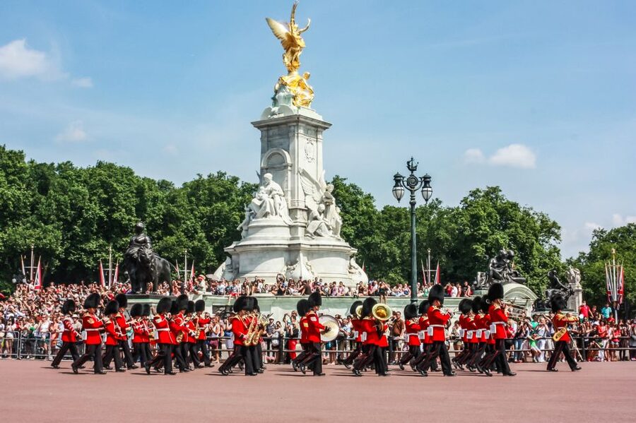 London: Buckingham Palace Entry & Changing of the Guard Tour - Foot or Horse Guards, and What Makes the Ceremony Worth Your Time